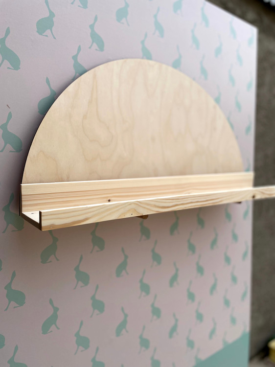 شلف دیواری جلو لبه دار کم عرض یا کتابخانه ای